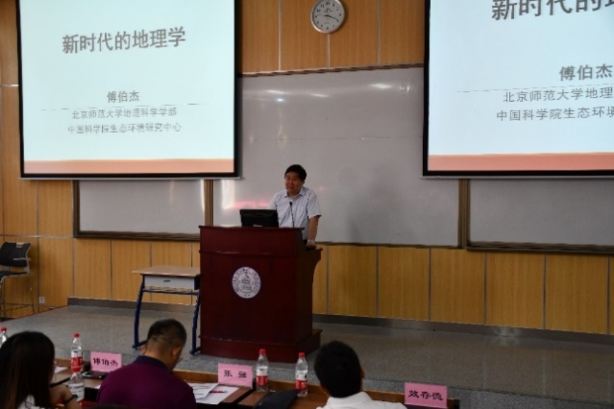 图片包含 室内, 人, 人们, 男人&#xA;&#xA;描述已自动生成
