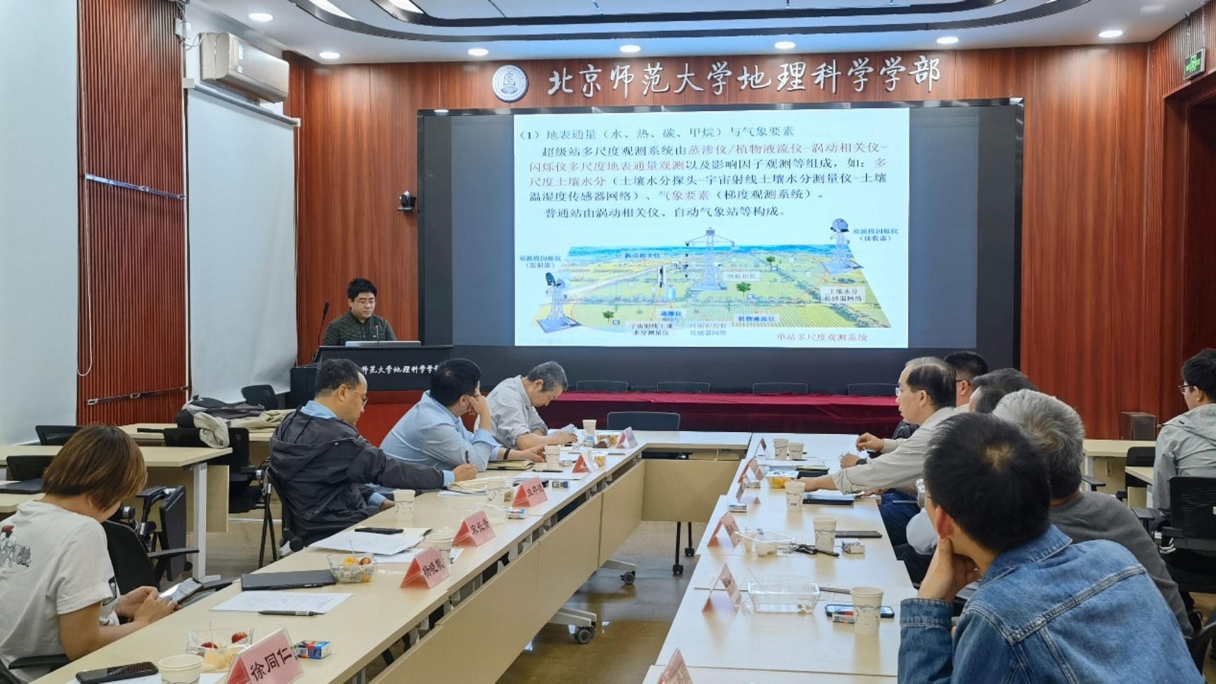一群人在厨房里&#xA;&#xA;描述已自动生成
